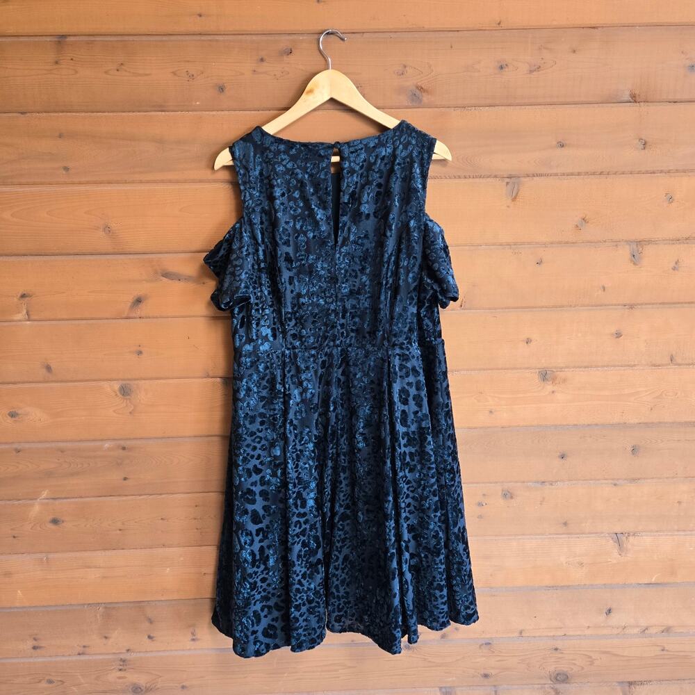 Torrid Dress Skater Midi Velvet Burnout Cold Shoulder NWT 2X Goth Cottage Flowy - Picture 4 of 5
